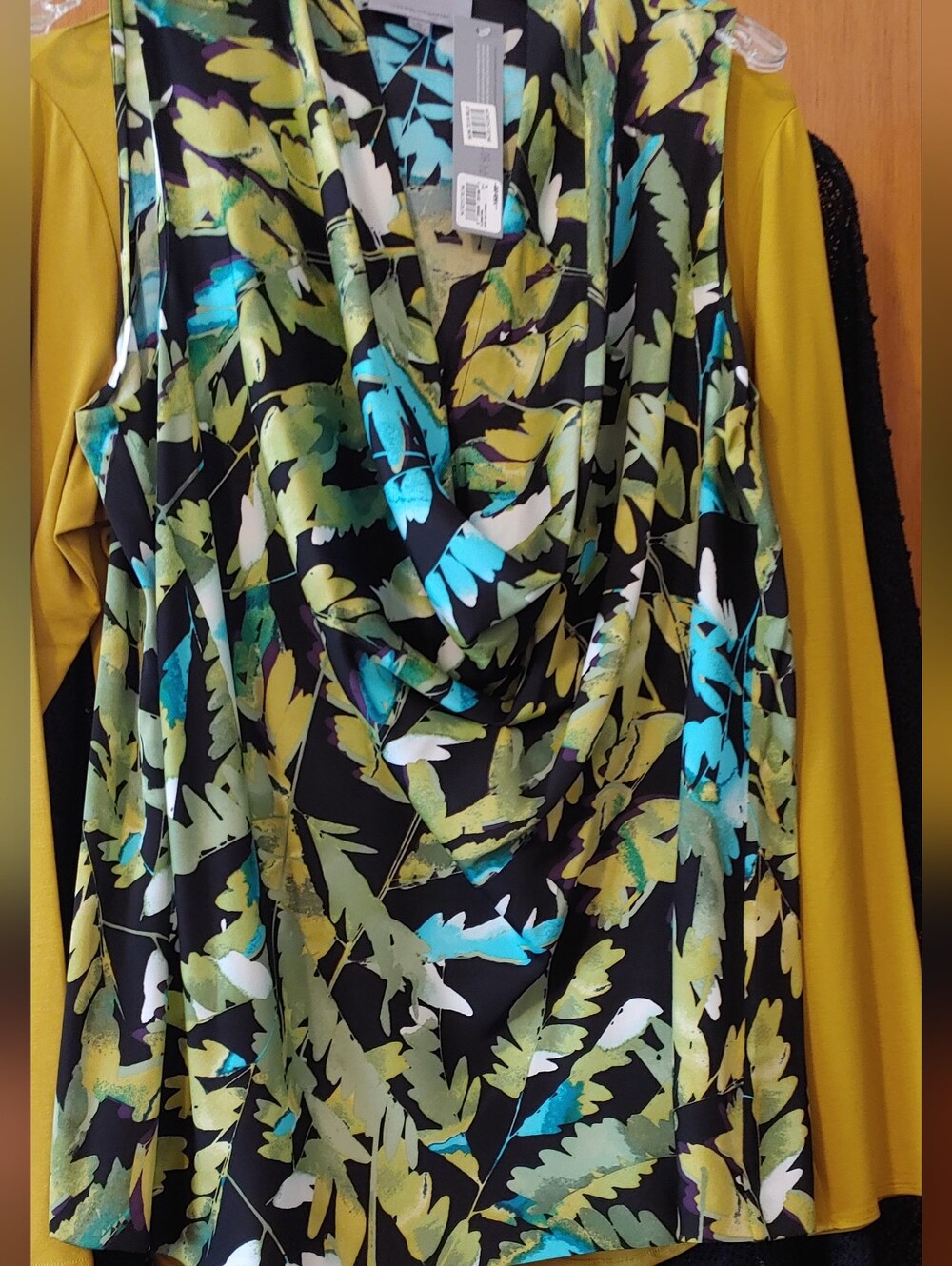 New Elegant Sleeveless Top - Picture 2 of 3
